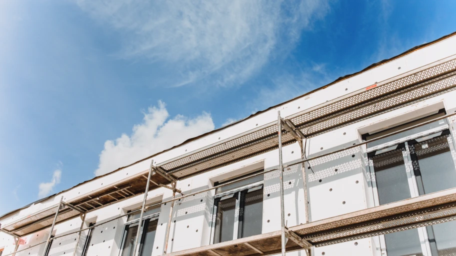 Cantilever Scaffolding Solutions for Building Renovation and Occupied Sites